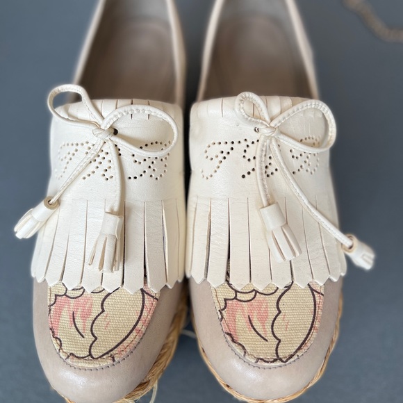 Tory Burch Leather Mules
Neutrals
Printed
Straw Trim
Round-Toes
Wedge Heels - Picture 1 of 5